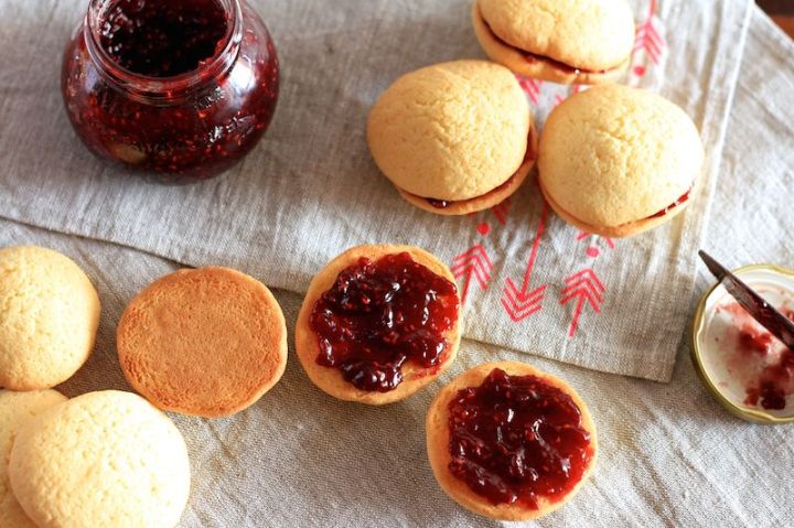 Nana's Kisses - a family favourite. Sweet, light cookie halves sandwiched together ("kissing") with tangy raspberry jam.