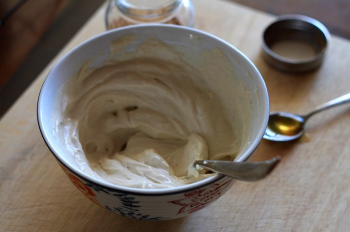 Strained yoghurt spiced with cinnamon and honey