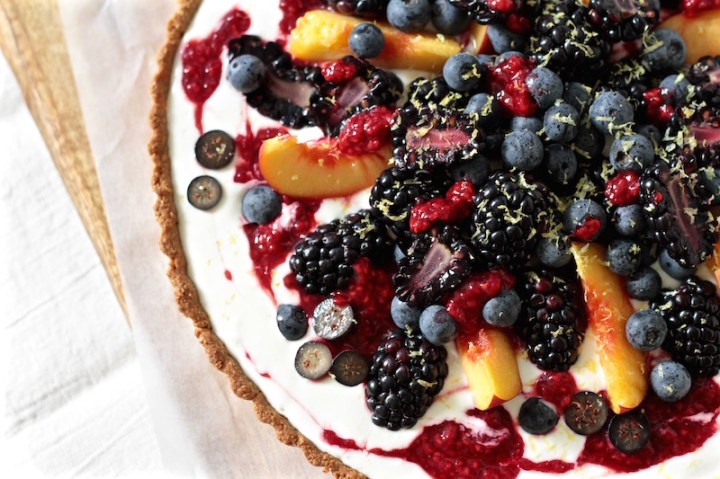 Healthy crust with coconut oil, oats, sunflower seeds and almond