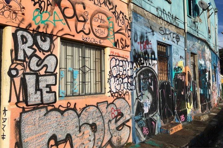 Throw_ups_and_tags_Valparaiso_Chile