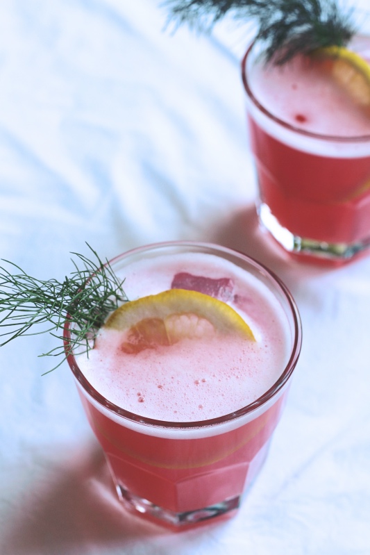 Rhubarb & Fennel Fizz - a delicious fresh and fruity cocktail to welcome spring